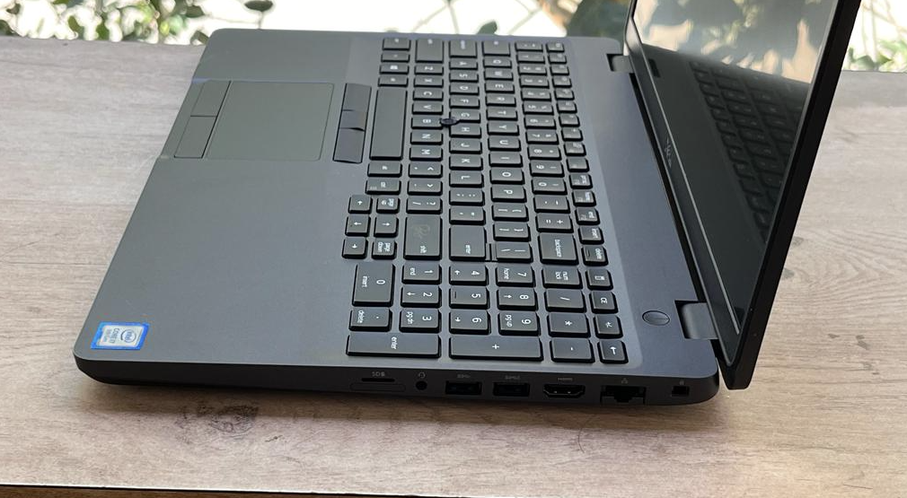 Dell Latitude 5500 -15.6"  8 GB RAM – Festplatte:256 GB SSD Windows 11                        